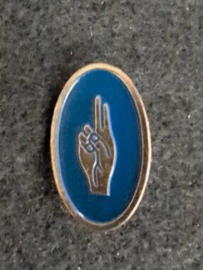 Vintage Brownie Girl Scout Pin Badge Blue Gold Tone Oval Sign Fingers 1970s
